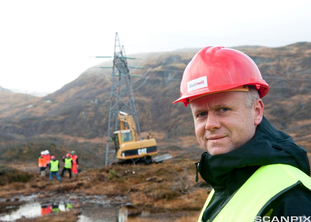 Mann med vernehjelm. Foto.