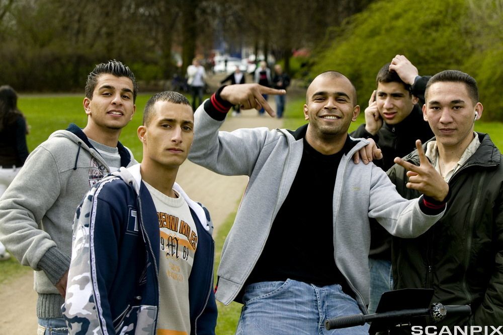 Unge gutter med innvandrerbakgrunn. Foto.