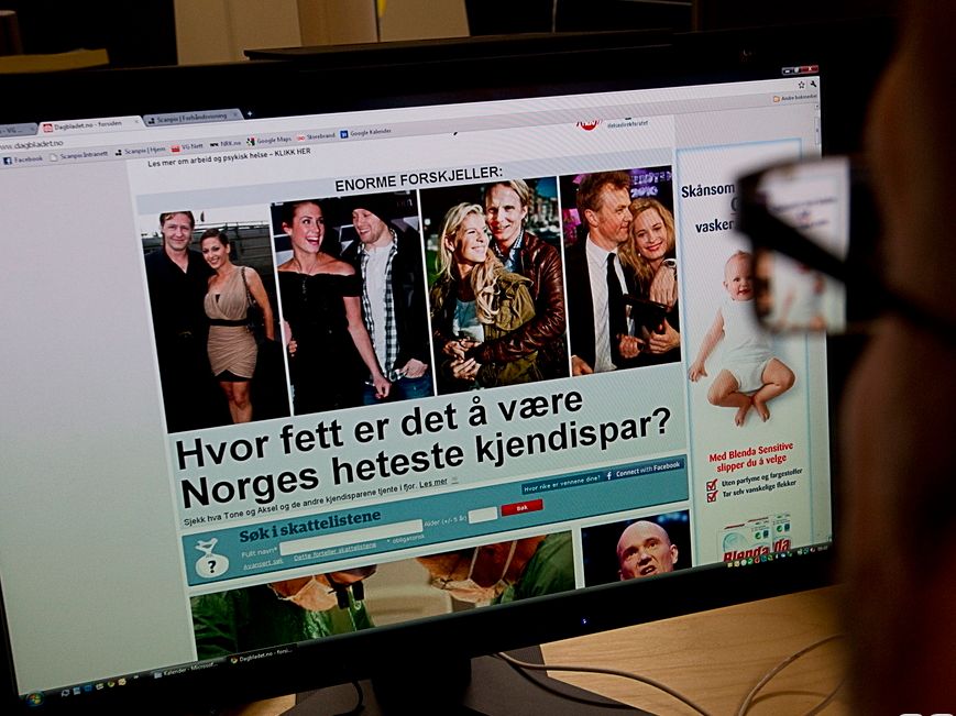 Person ser på nettavis på en dataskjerm. Foto.