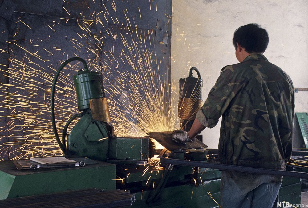 Arbeider på et mekanisk verksted. Foto.