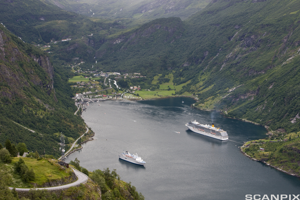 To cruiseskip innerst i en fjord. Foto.