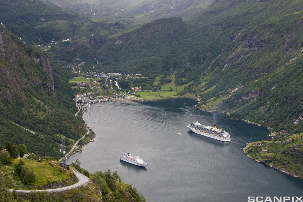 Skip og båter innerst i Geirangerfjord. foto.
