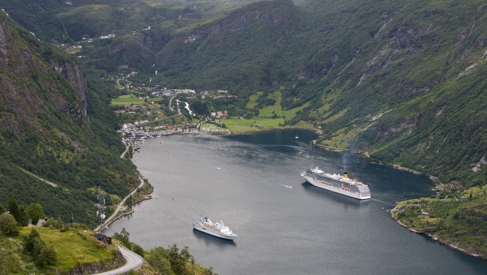 To cruiseskip innerst i en fjord. Foto.
