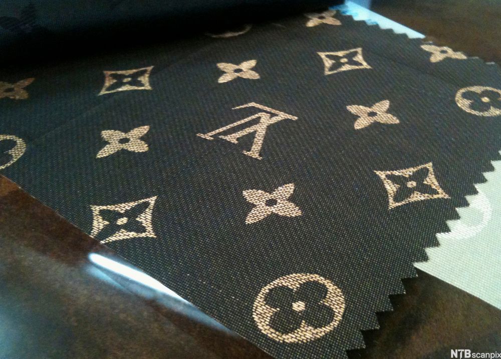 Bilde av piratkopiert stoff av Louis Vuitton. Foto.