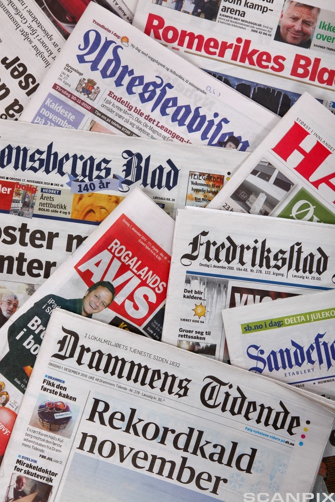 En bunke med aviser fra ulike steder i Norge. Foto.