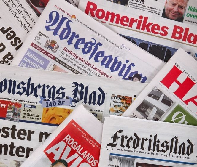 En bunke med aviser fra ulike steder i Norge. Foto.