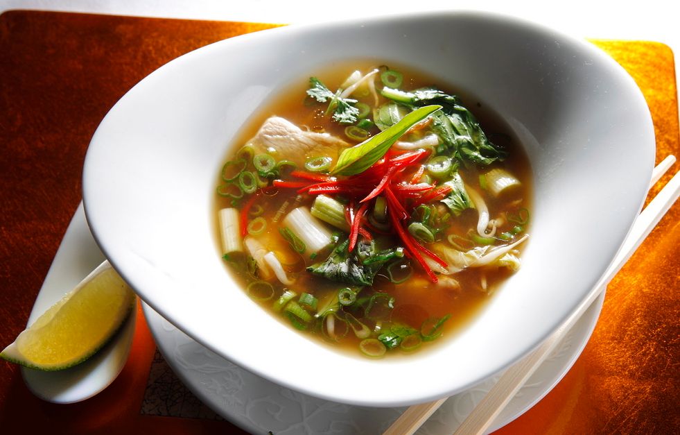 Skål med kyllingbuljong og grønnsaker. Foto.