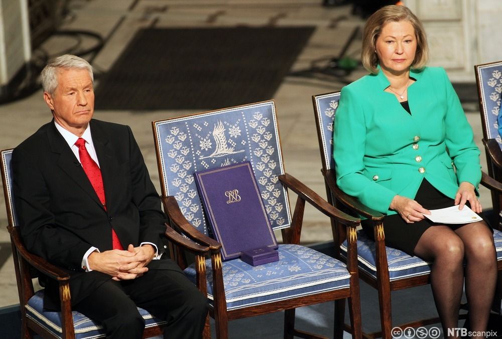 Nobelkomiteens dåverande leiar Thorbjørn Jagland og Kaci Kullmann Five i Nobelkomiteen har ein tom stol mellom seg under fredsprisutdelinga i Oslo i 2010. Den tomme stolen representerte Liu Xiaobo. Foto.