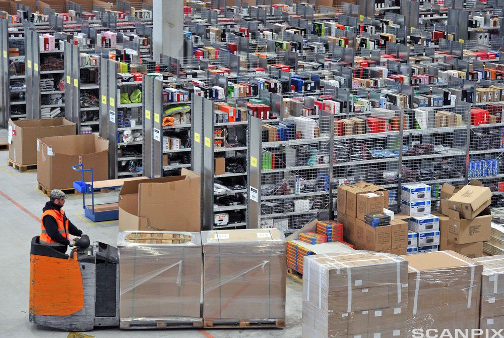 Foto av truckfører på stort lager.