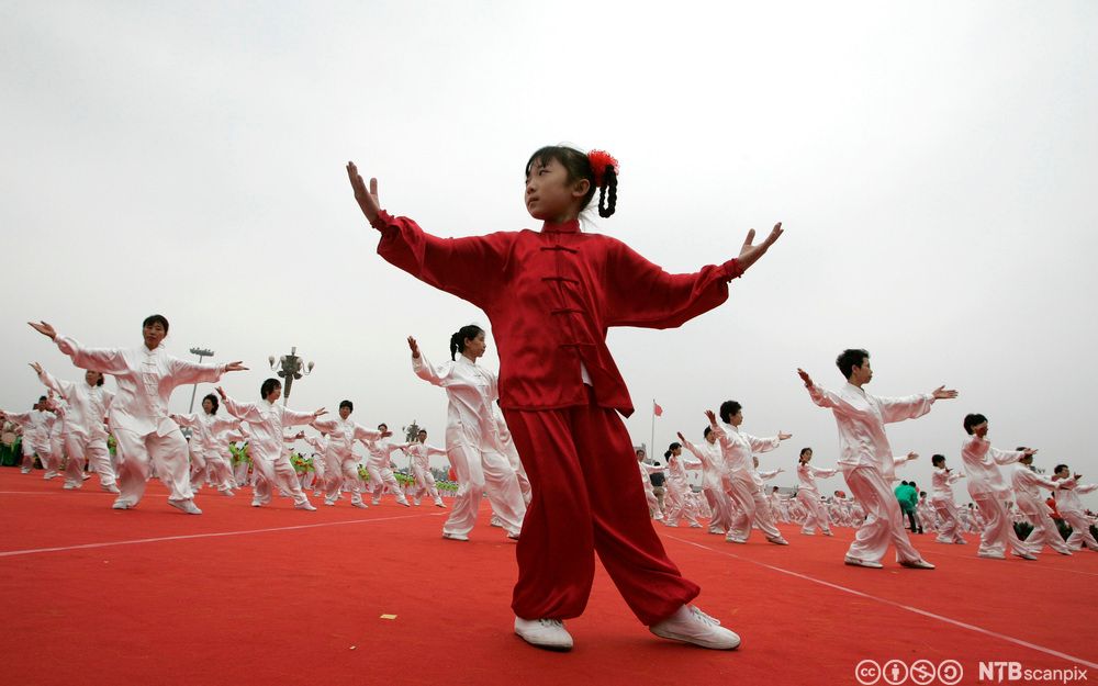 En jente utfører Tai chi på Den himmelse freds plass i Beijing. Foto.