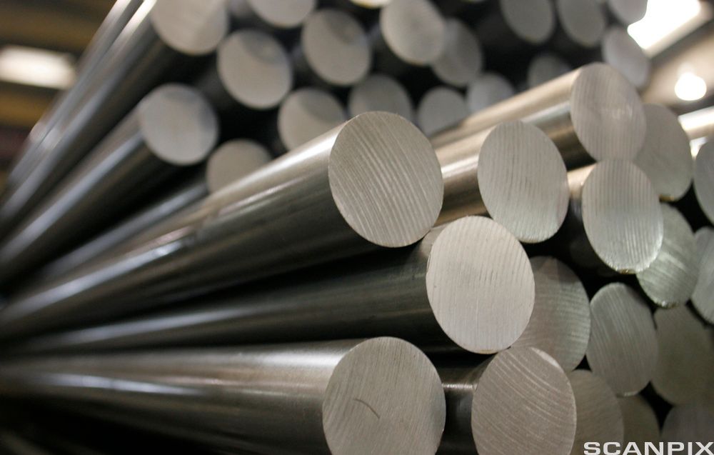 Stålstenger stabla oppå hverandre. Foto.