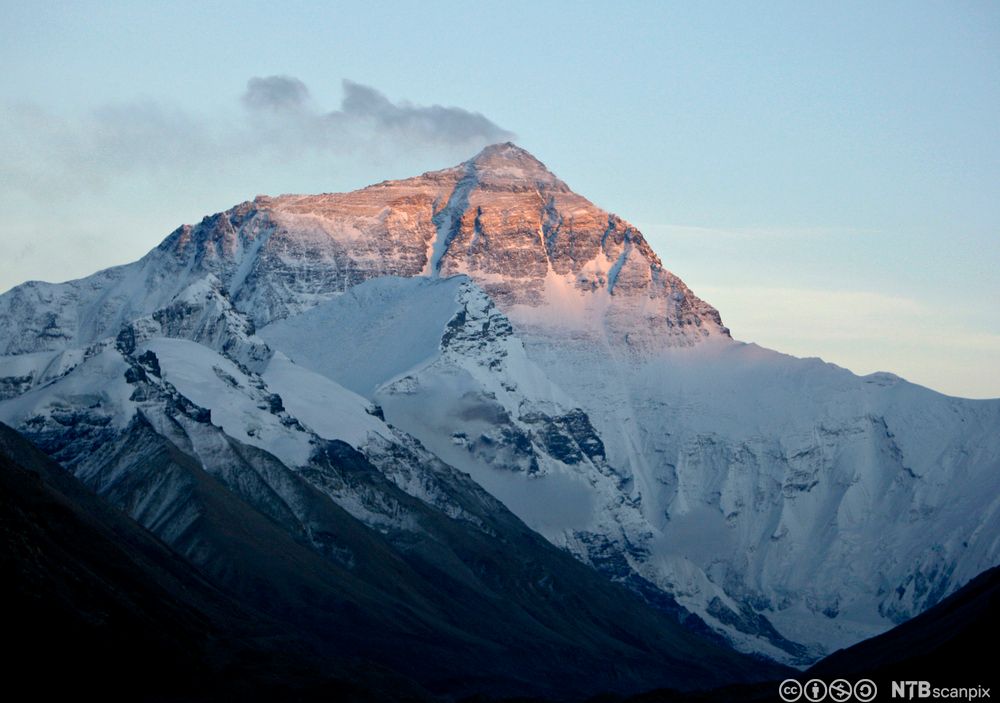 Snø blæs av toppen på Mount Everest. Foto.