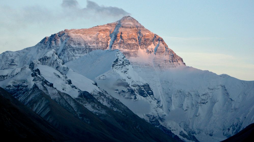 Snø blåser av toppen på Mount Everest. Foto.