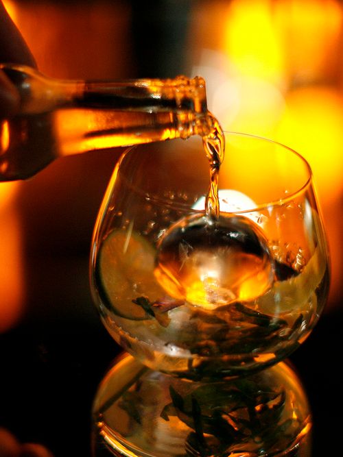 Gin blir helt i eit glas. Foto.