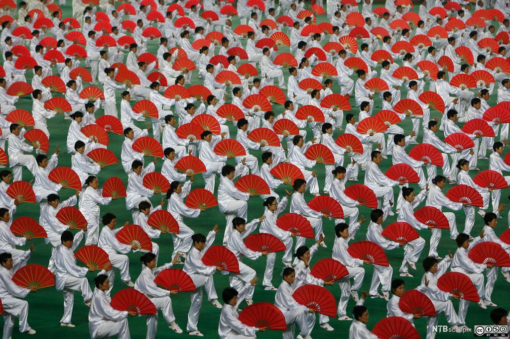 Elever praktiserer Tai Chi Fan. Foto.