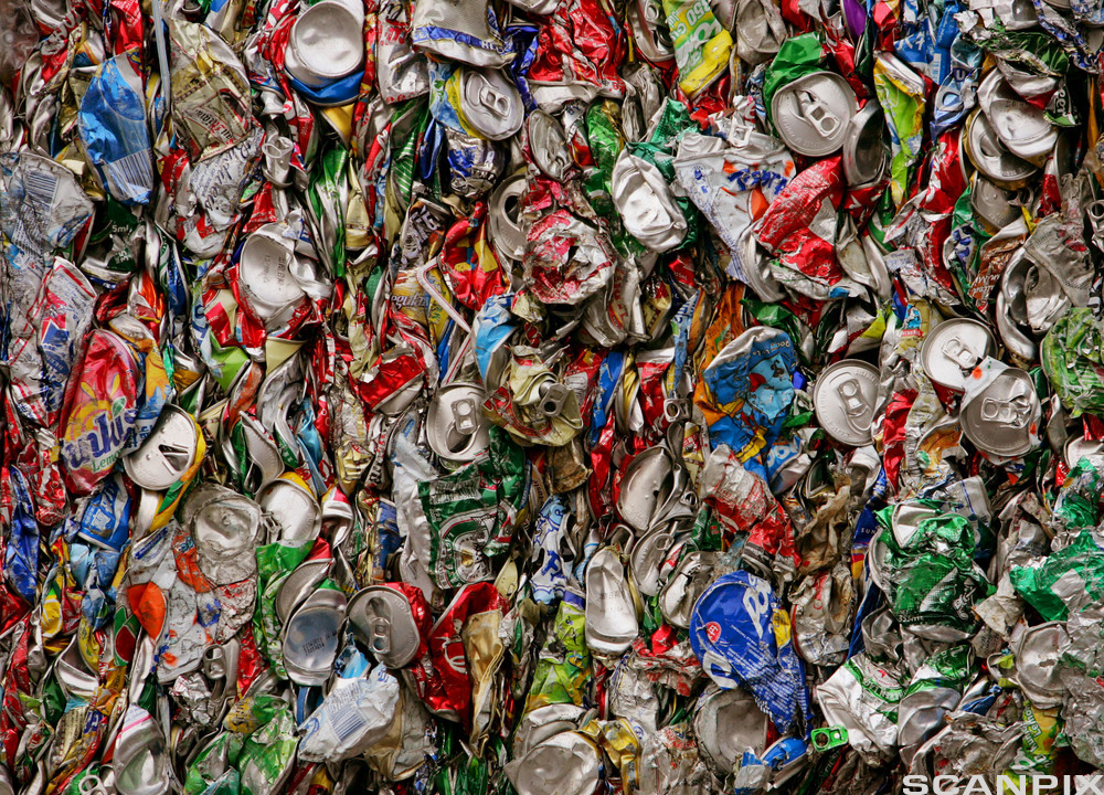 Sammenpressede aluminiumsbokser. Foto.