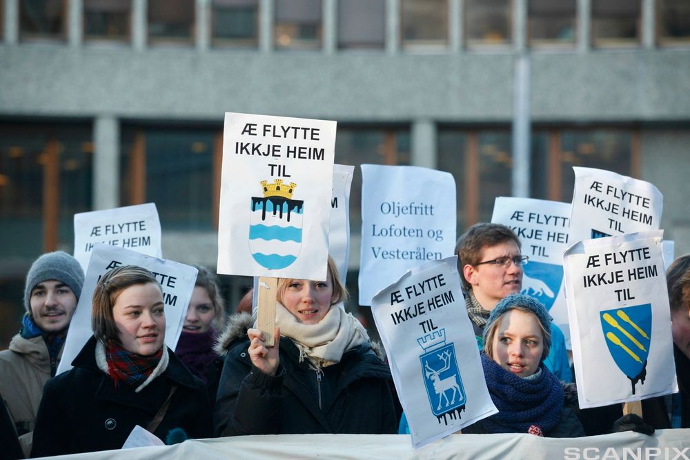 Ungdommer demonstrerer mot oljeboring i nord. Foto.