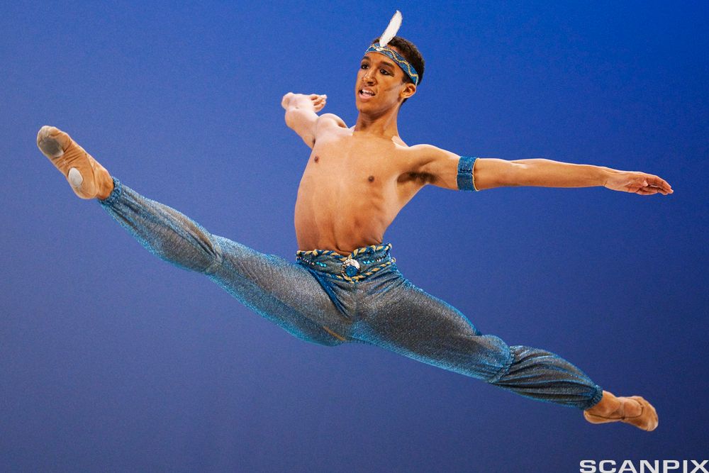 Ballettdanser i sprang. Foto.