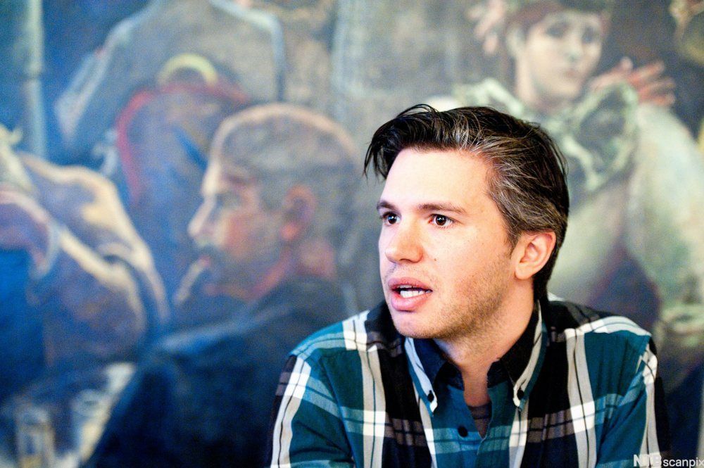 Mann i rutete skjorte. Foto.