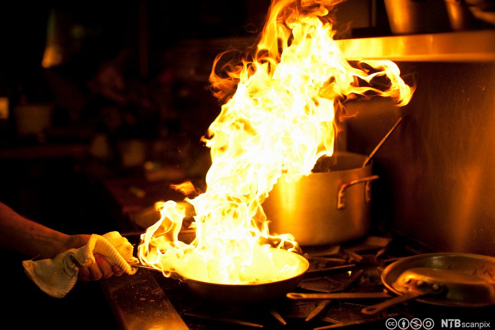 Ei stekepanne som har tatt fyr. Foto.