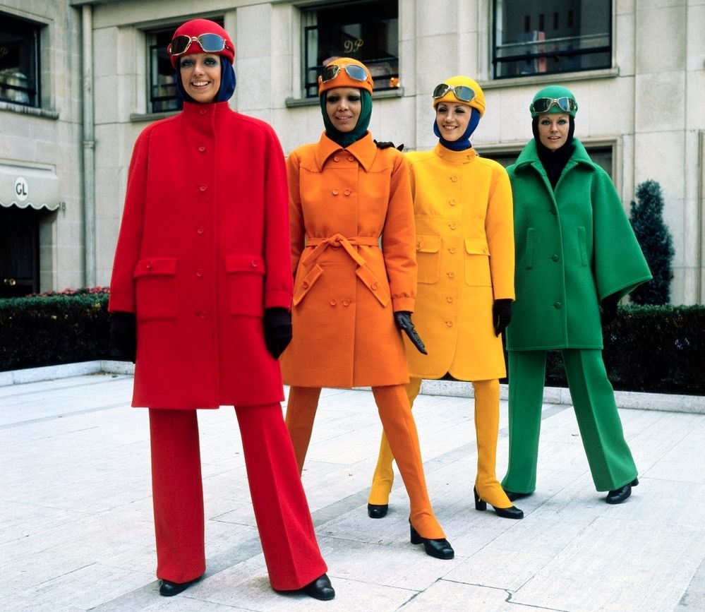 Fire kvinnelige modeller i fargerike kåper. Foto.