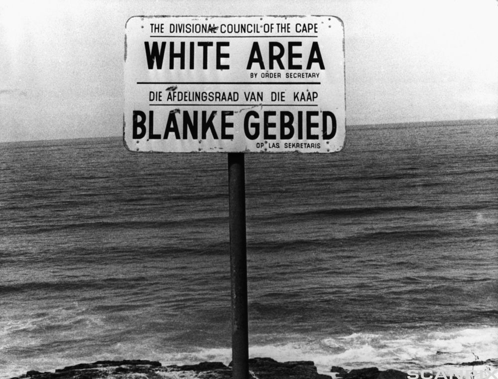 Skilt ved en strand som viser at den er for kun hvite. Fra Sør-Afrika under apartheid. Foto. 