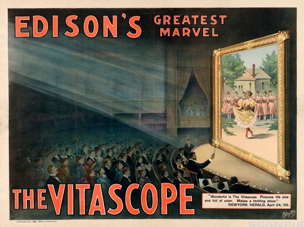 Plakat med tegning av en kinosal der dansende kvinner vises på lerretet. En innfelt tekst fra New York Herald forteller at vitaskopet kan vise levende og fargerike bilder. Illustrasjon.