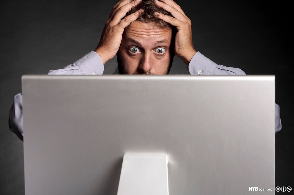 Stresset forretningsmann på kontoret. Foto.