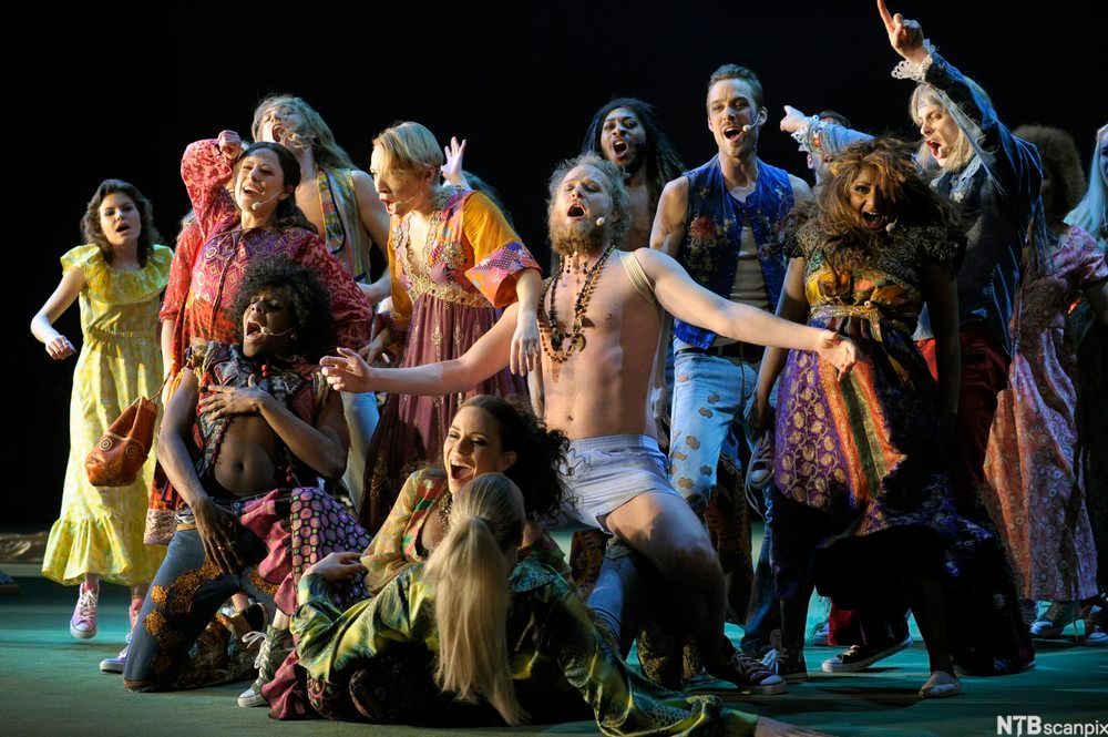 Scene fra musikalen "Hair". Foto.