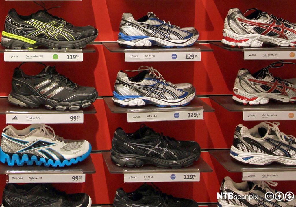 Joggesko utstilt i sportsbutikk. Foto.