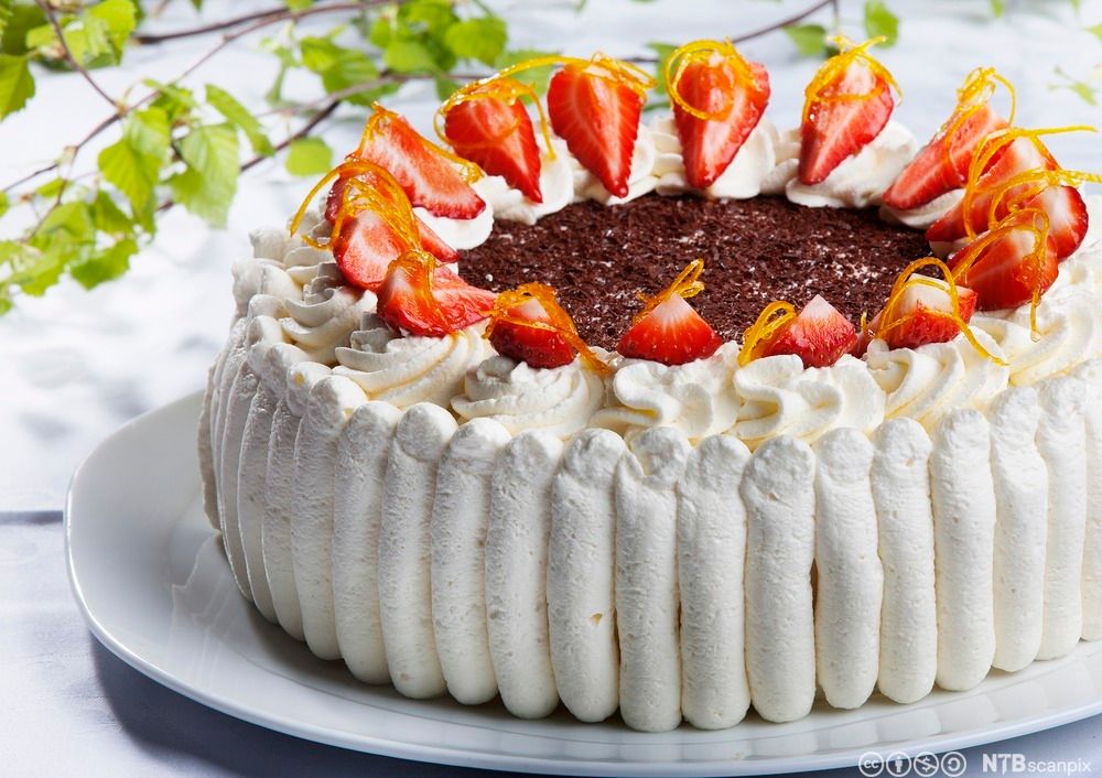 Ei bløtkake med revet sjokolade og jordbær. Foto.