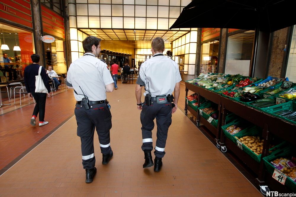 To vektere på jobb i et butikksenter. Foto.