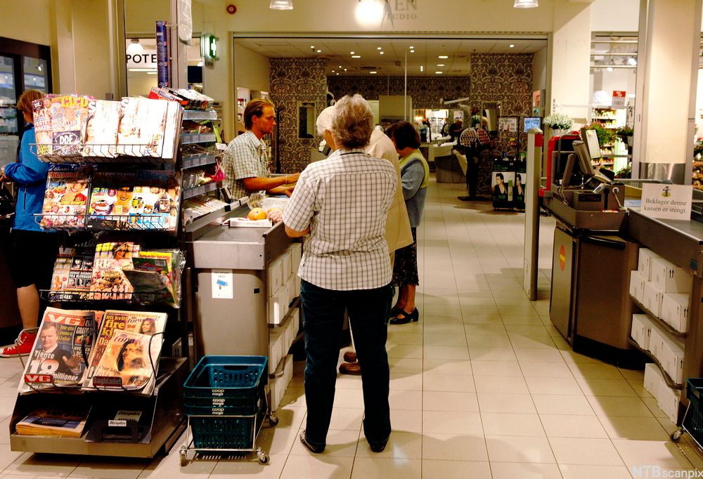 Kø i kassen på en matbutikk. Foto.