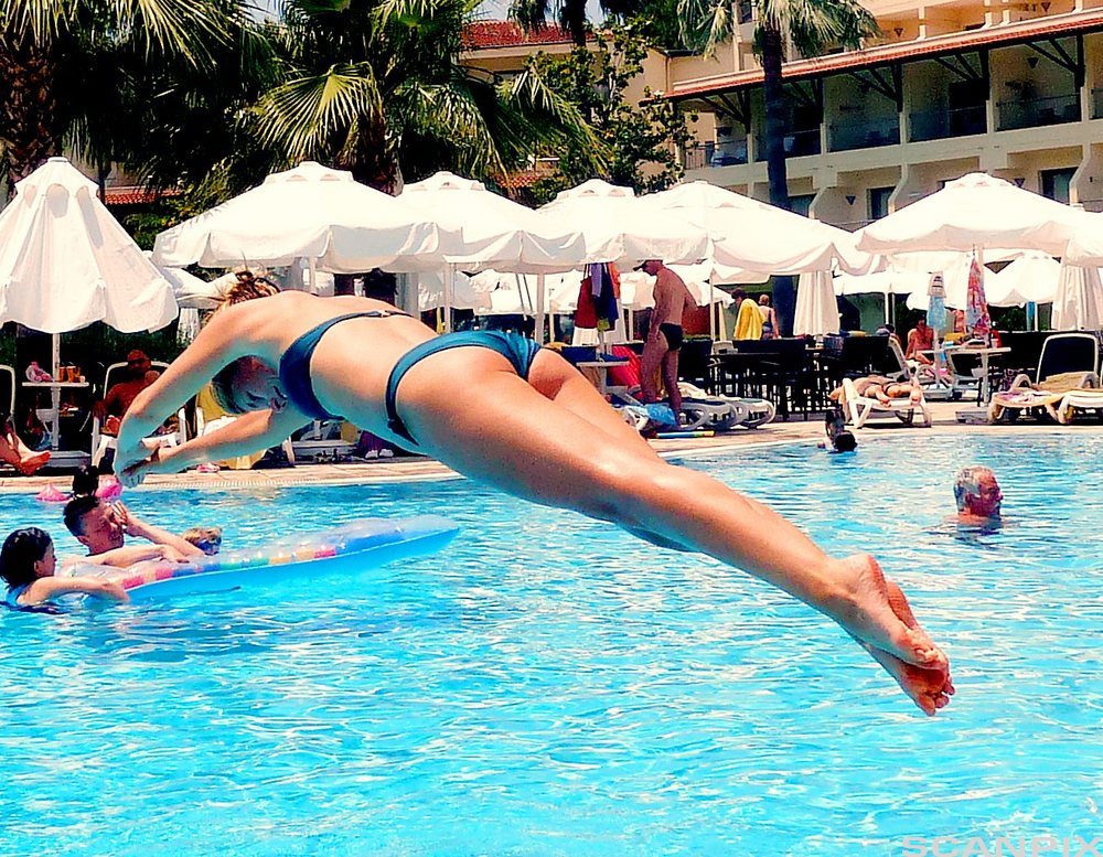 Bilde av badeliv ved hotellbasseng. Foto. 