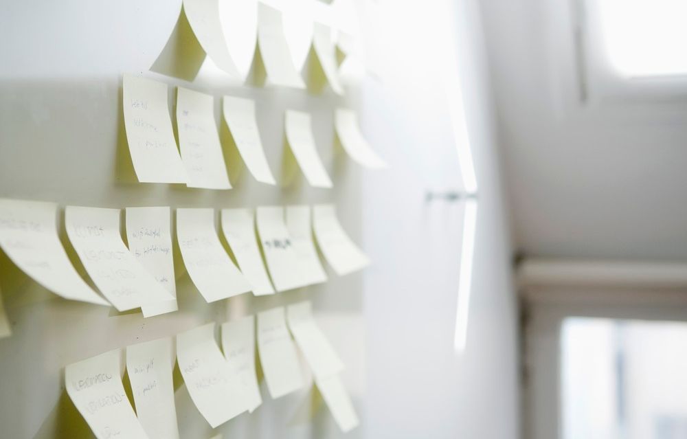 Tavle med post-it-lapper. Foto.