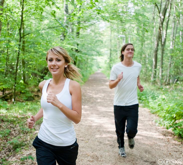To ungdommer jogger i skogen. Foto.