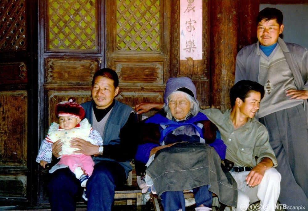 Familie med fire generasjoner i Kina. Foto.