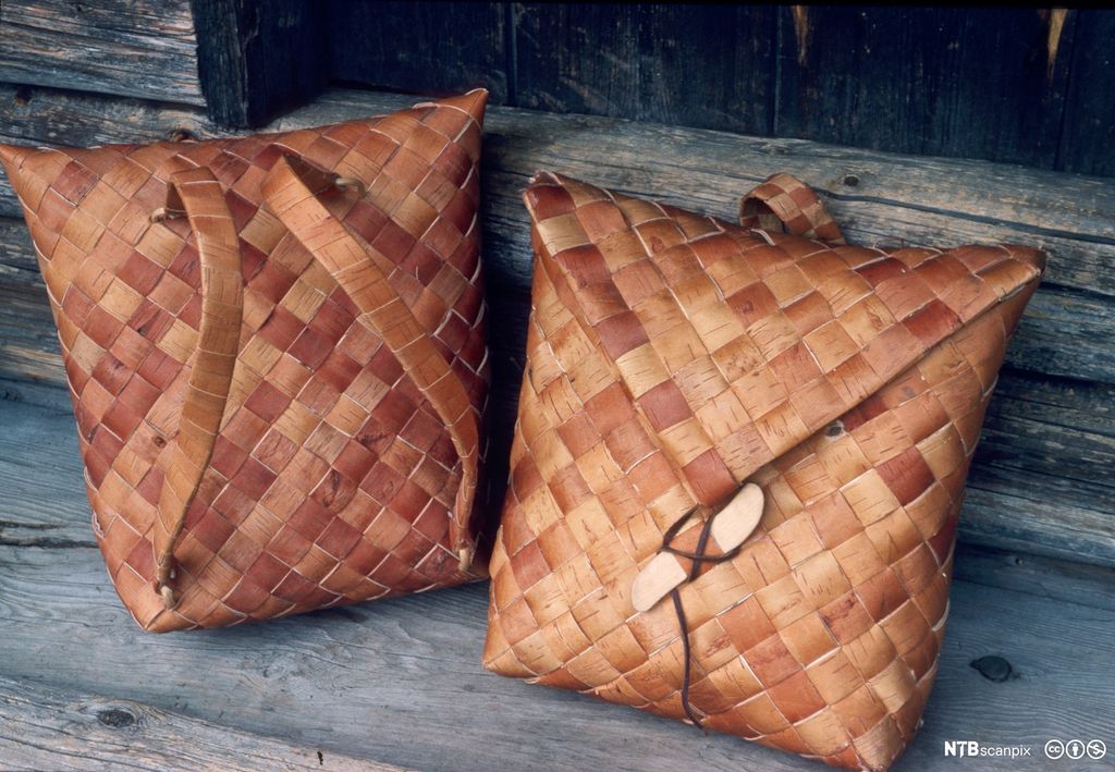 To neverkonter i fletta never. Foto.