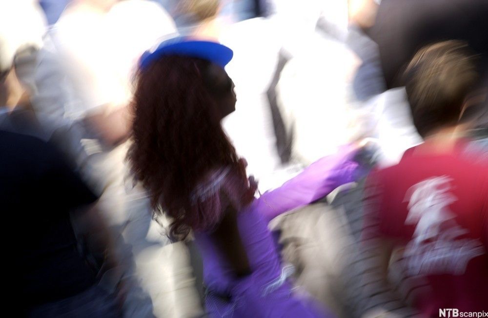 Transvestitt med blå hatt. Sommerparade 2002, Oslo.