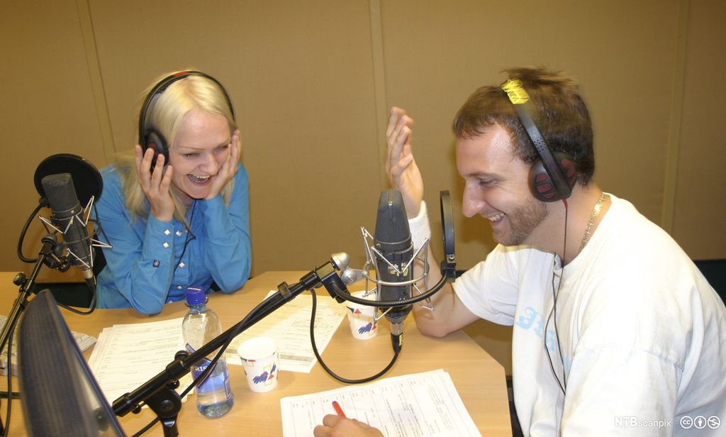 Rapperen Diaz sammen med programleder på direkten i Petre-studio. Foto