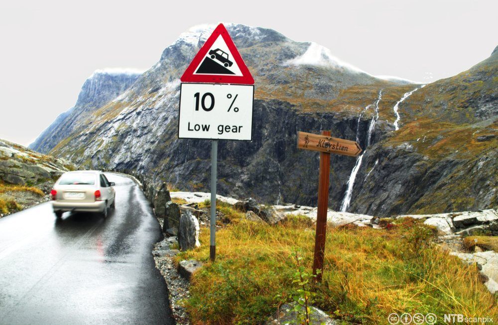 Skilt viser at det er en bratt bakke forut. Foto.