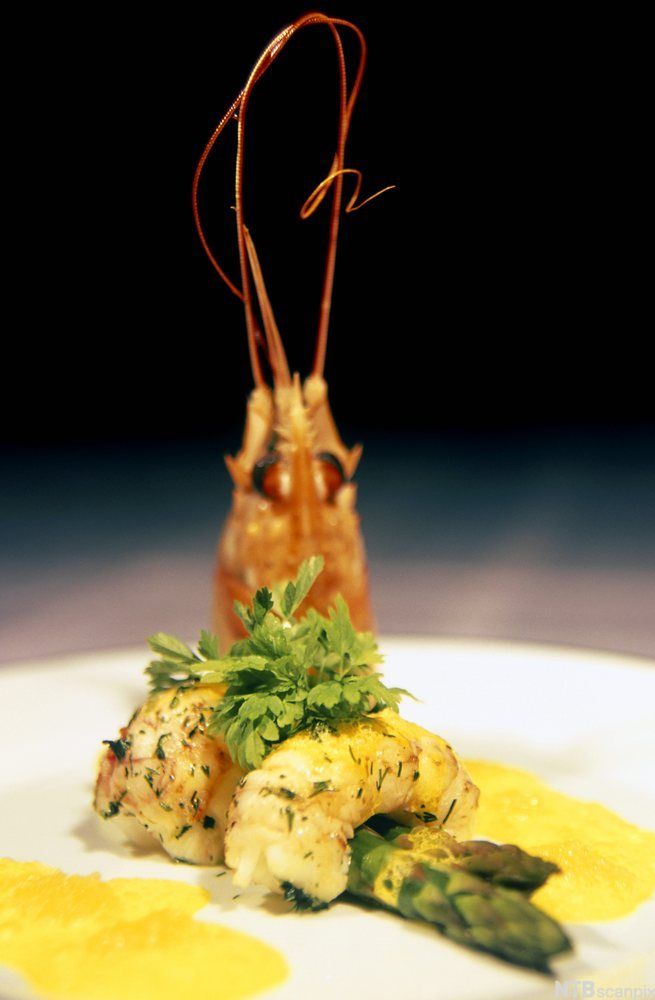 Matrett med sjøkreps og asparges. Foto.