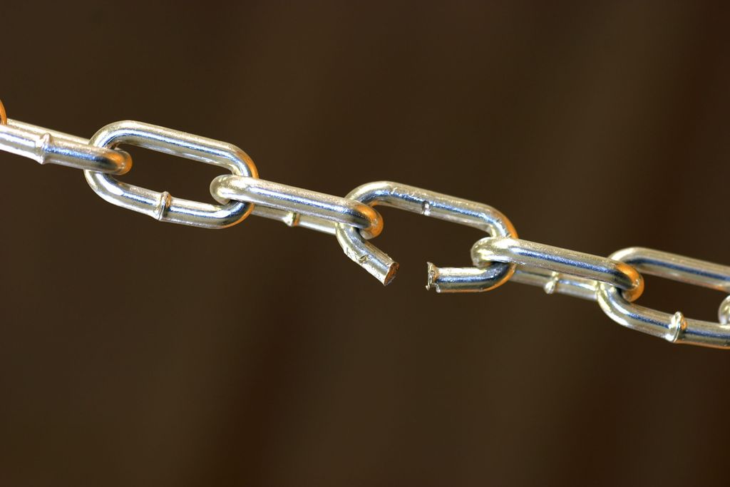 Kjetting med eit ledd der samanføyinga har slitna. Foto.
