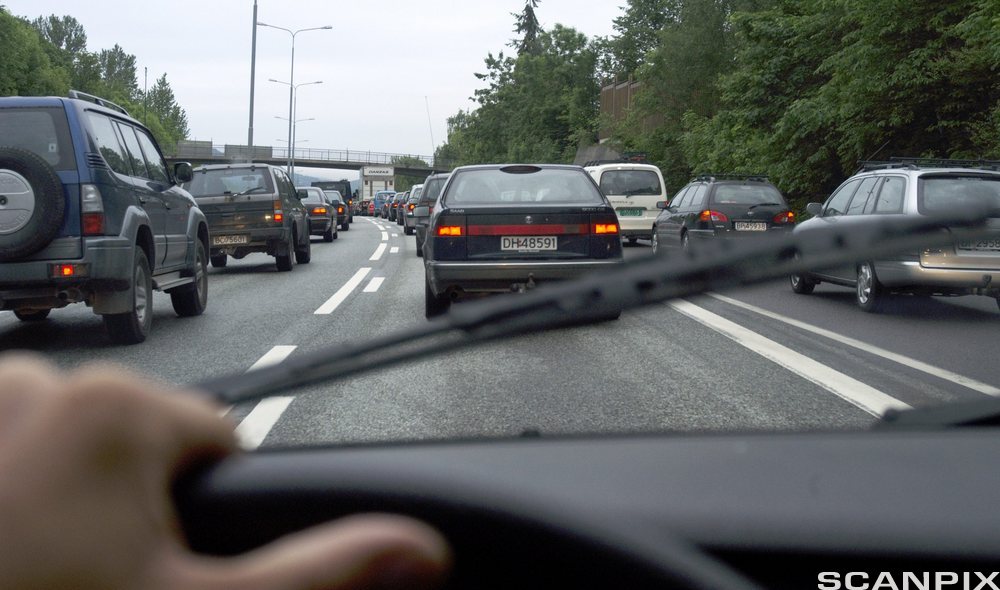 Bilkø i tre felt på en motorvei. Foto.