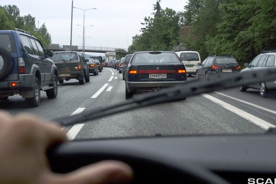 Bilkø i tre felt på en motorvei. Foto.
