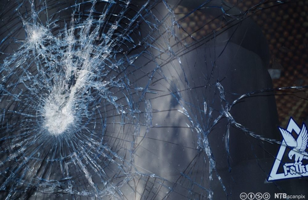 Knust bilrute av laminert glass. Foto.