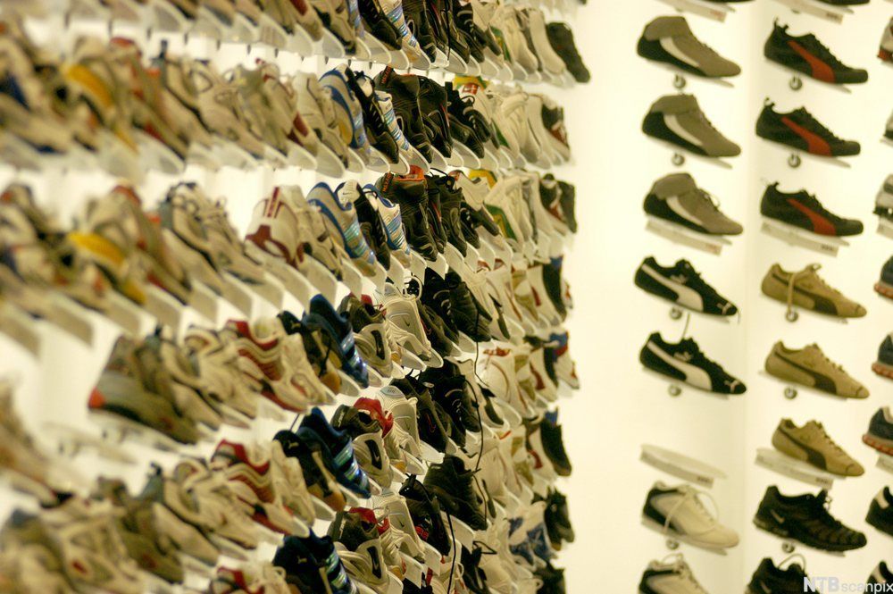 Joggesko utstilt i en butikk. Foto.