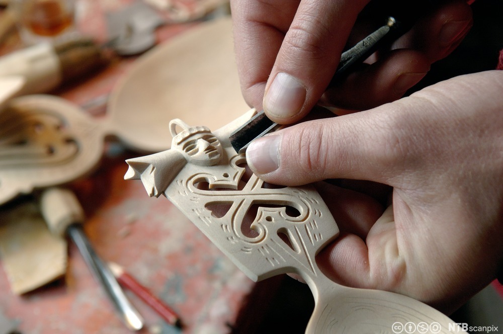 Brudeskje utskåret i tre. Foto.