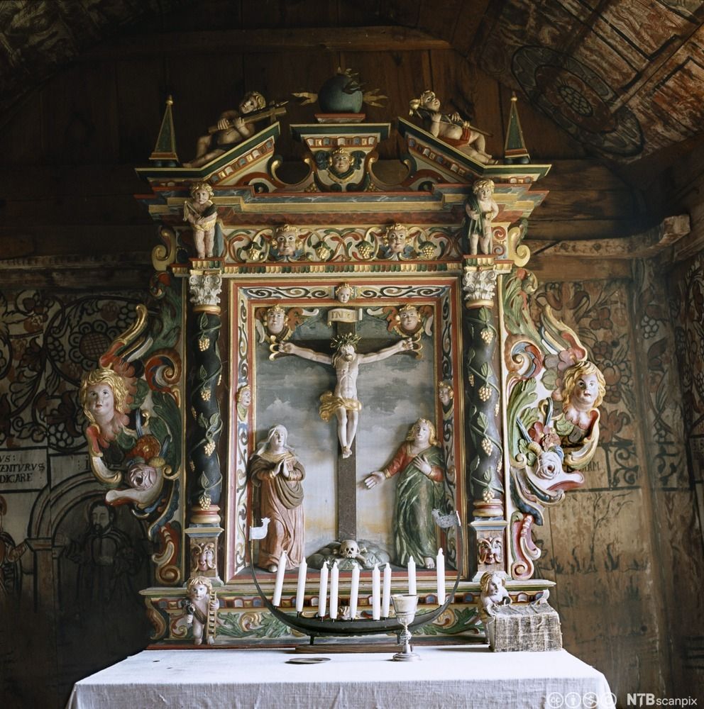 Altertavle i Urnes stavkirke i Sogn. Fotografi.