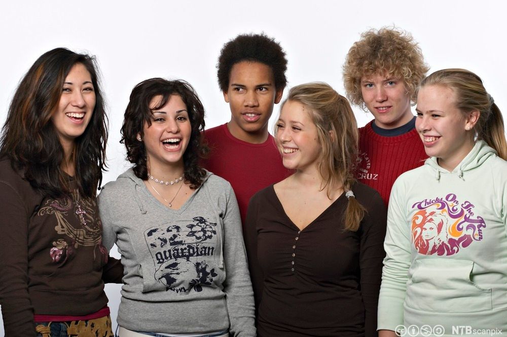 Seks ungdommer som ler. Foto.